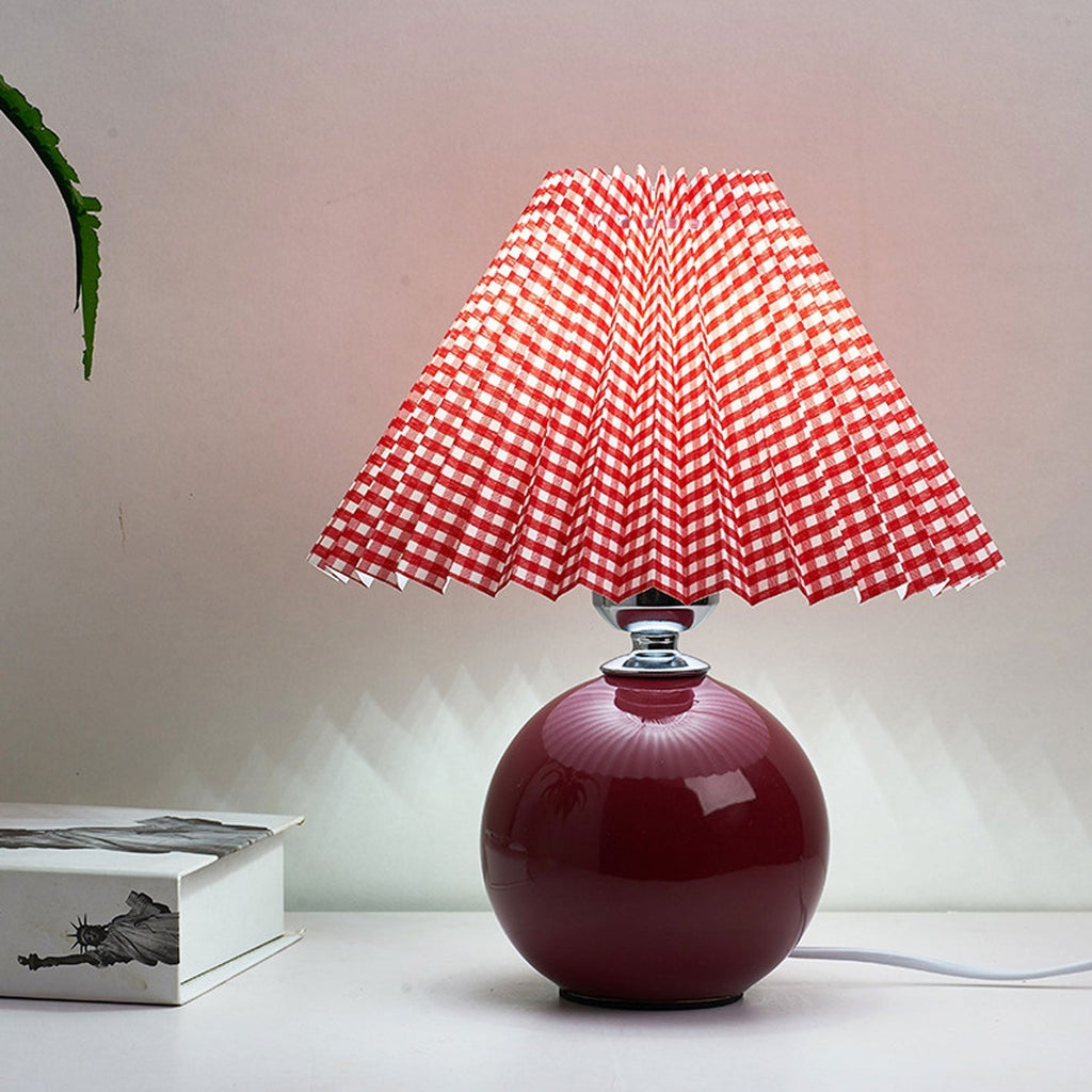 Nordic minimalist 1-light table lamp made of ceramic with pleats
