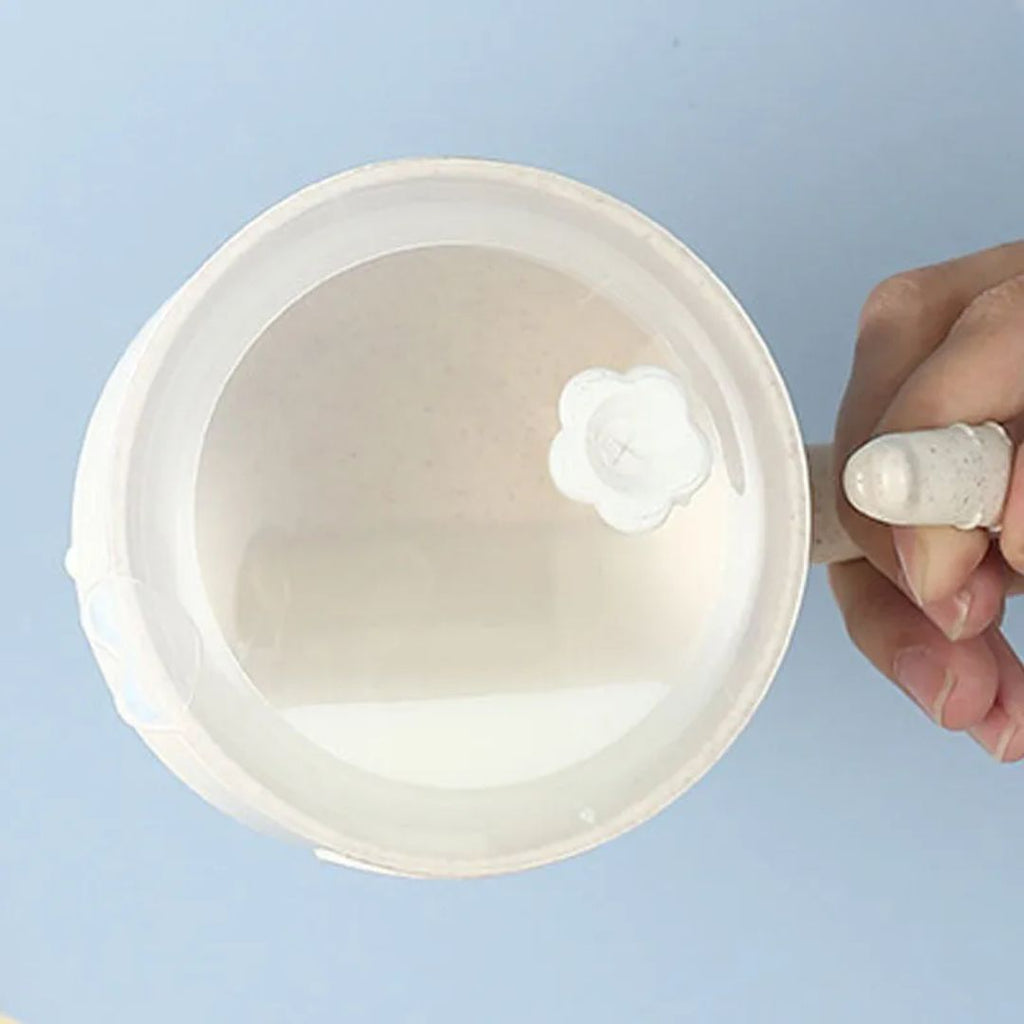 Children's drinking cup with straw
