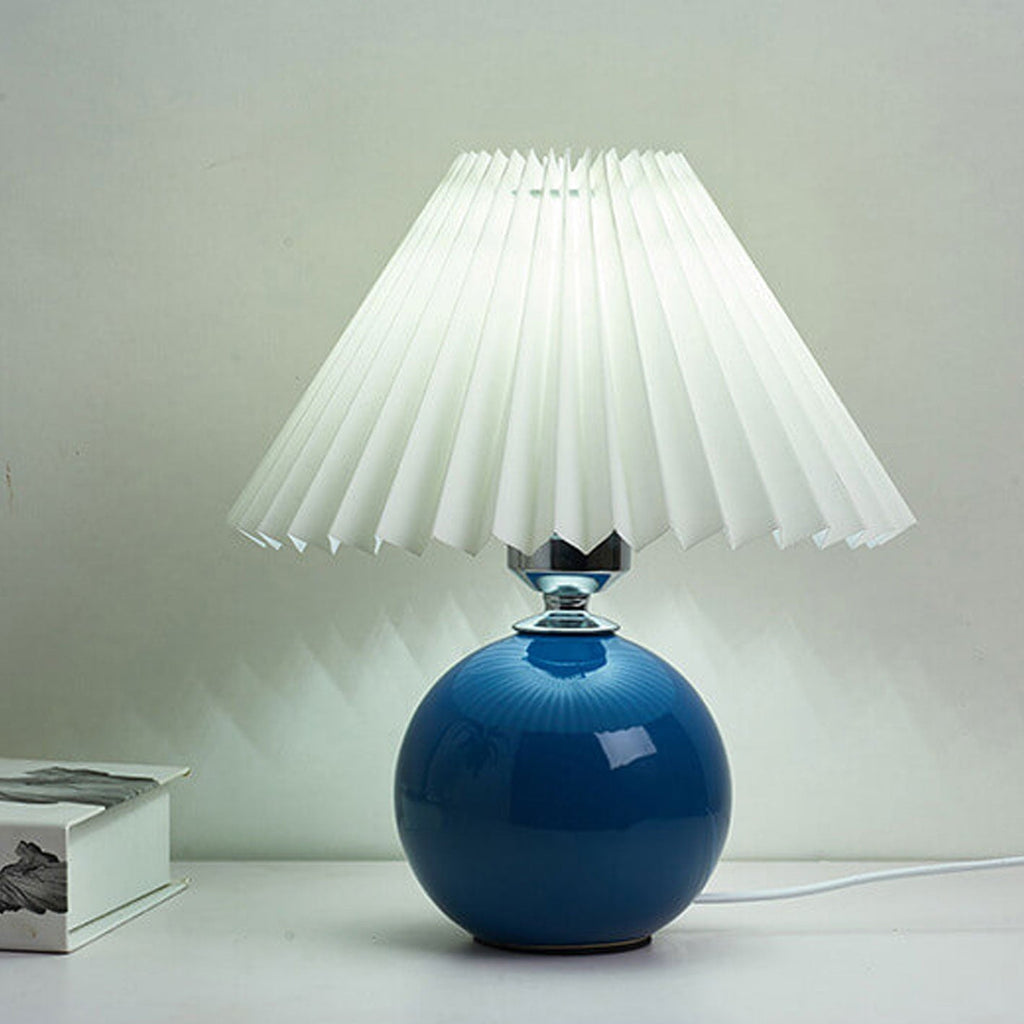 Nordic minimalist 1-light table lamp made of ceramic with pleats