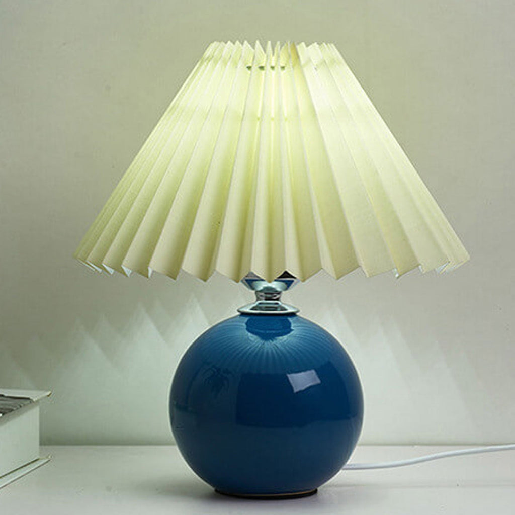 Nordic minimalist 1-light table lamp made of ceramic with pleats