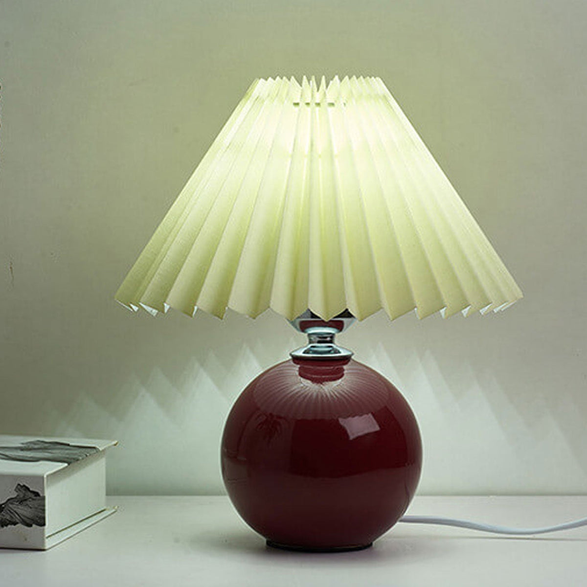 Nordic minimalist 1-light table lamp made of ceramic with pleats