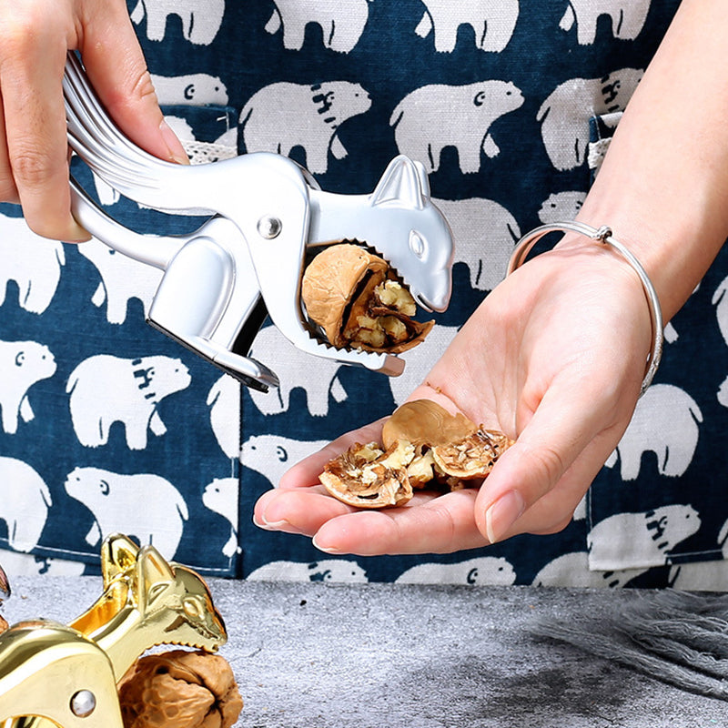 NutSquirrel – Crack hard nuts quickly without hand discomfort
