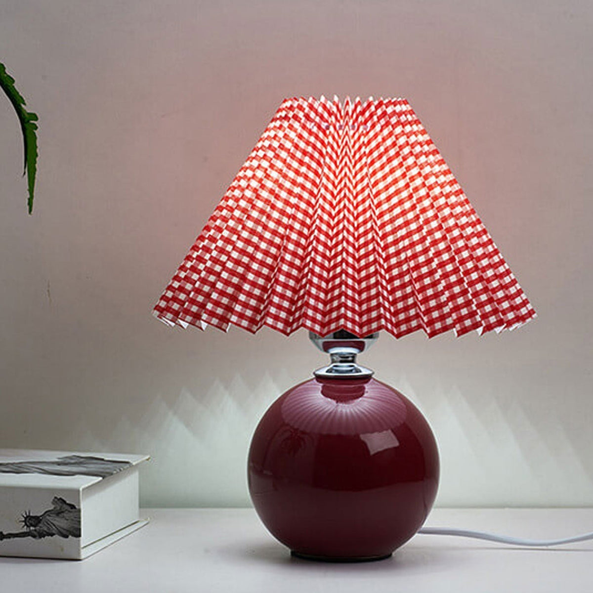 Nordic minimalist 1-light table lamp made of ceramic with pleats