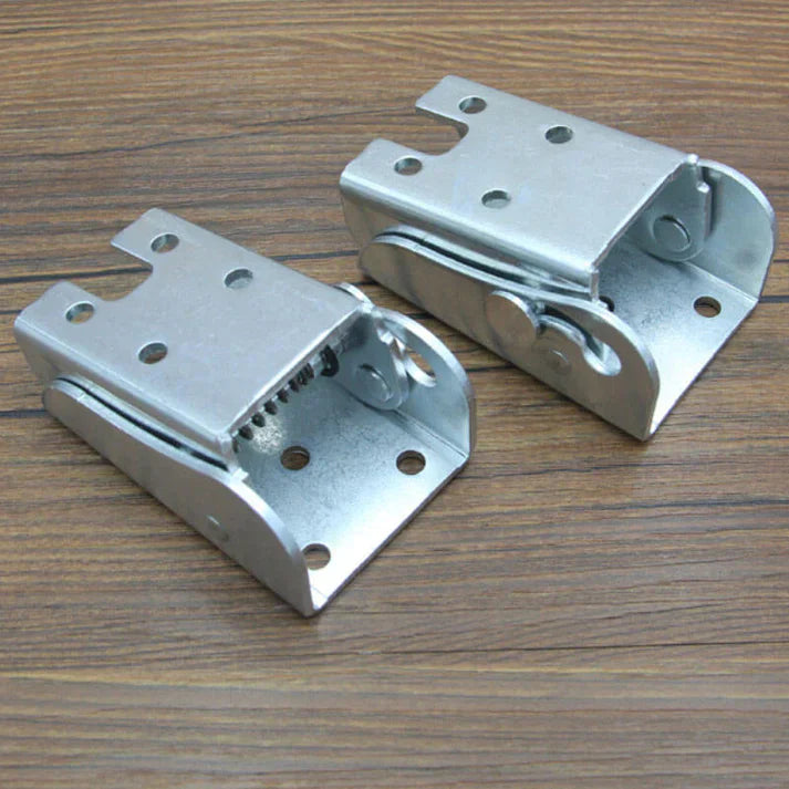 90 degrees self-locking hinge