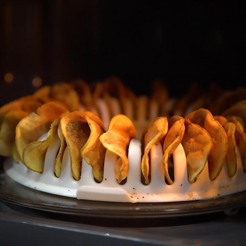 Microwave oven baked potato chips
