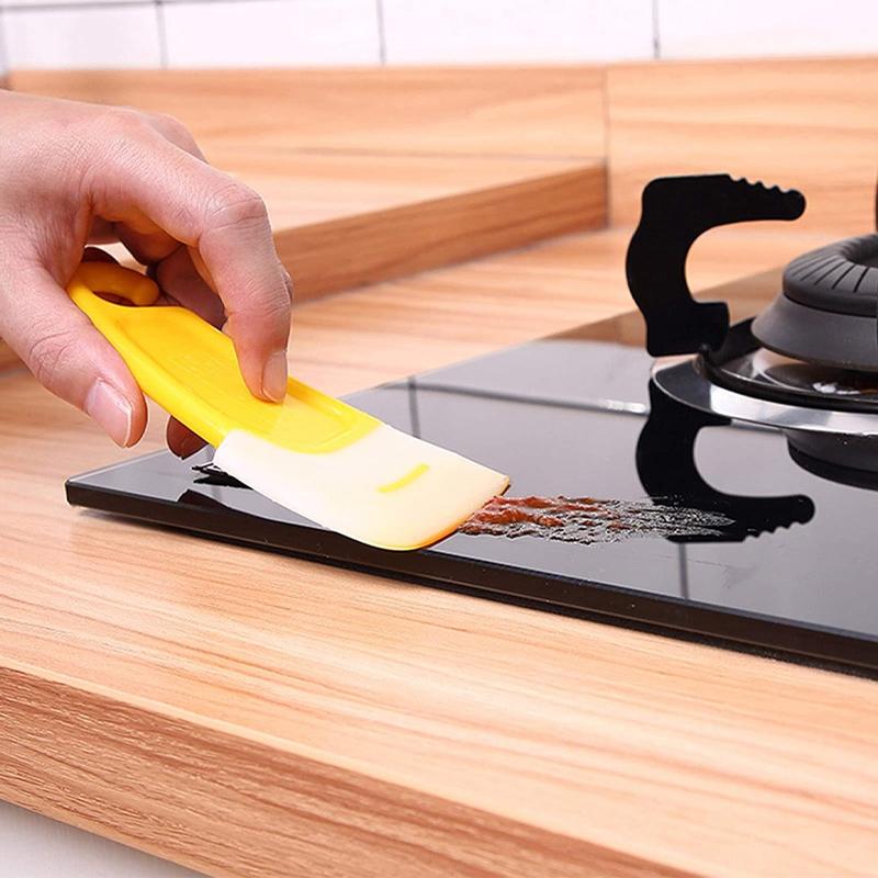 Oil-resistant cleaning scraper