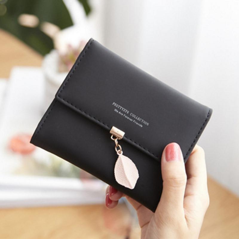 Short wallet with three folds and leaf decor
