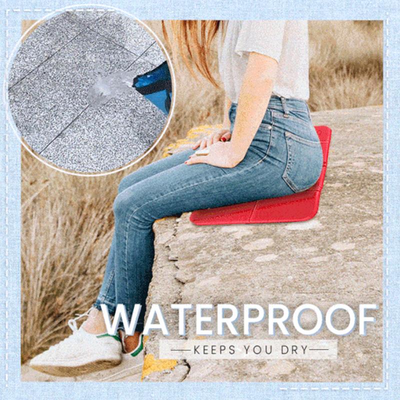 Foldable seating mat for outdoor use