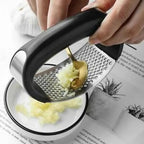 Simple manual garlic press