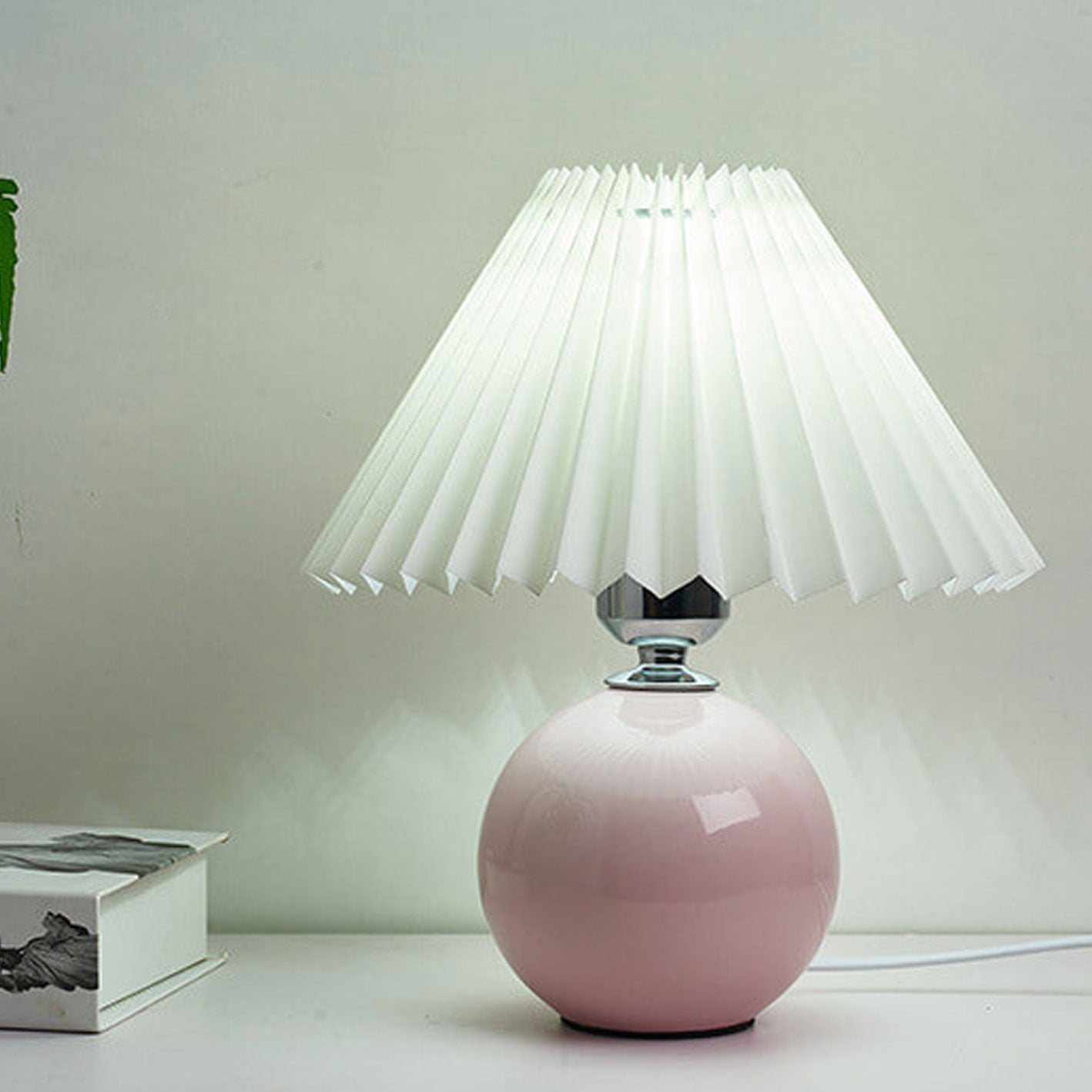 Nordic minimalist 1-light table lamp made of ceramic with pleats