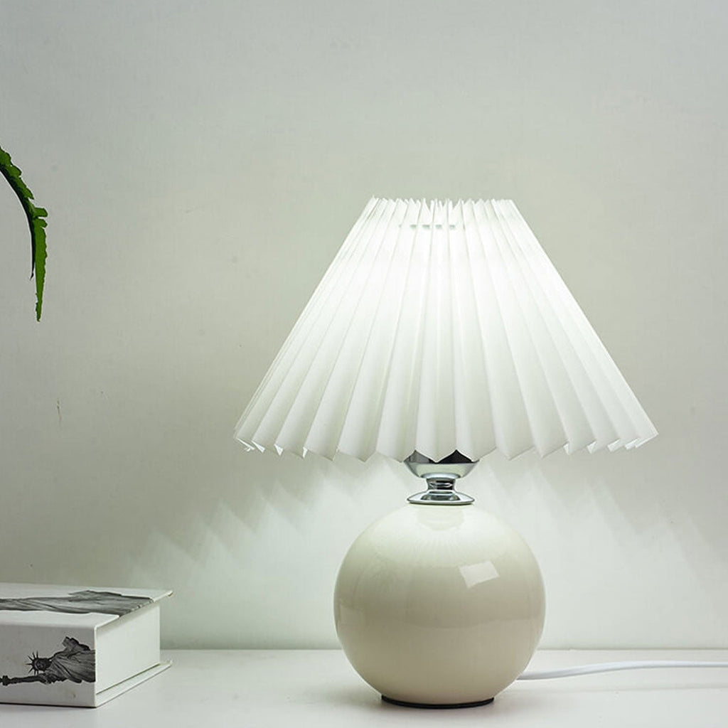 Nordic minimalist 1-light table lamp made of ceramic with pleats