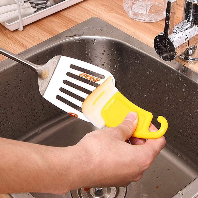 Oil-resistant cleaning scraper
