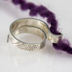 Adjustable crochet loop knitting accessory