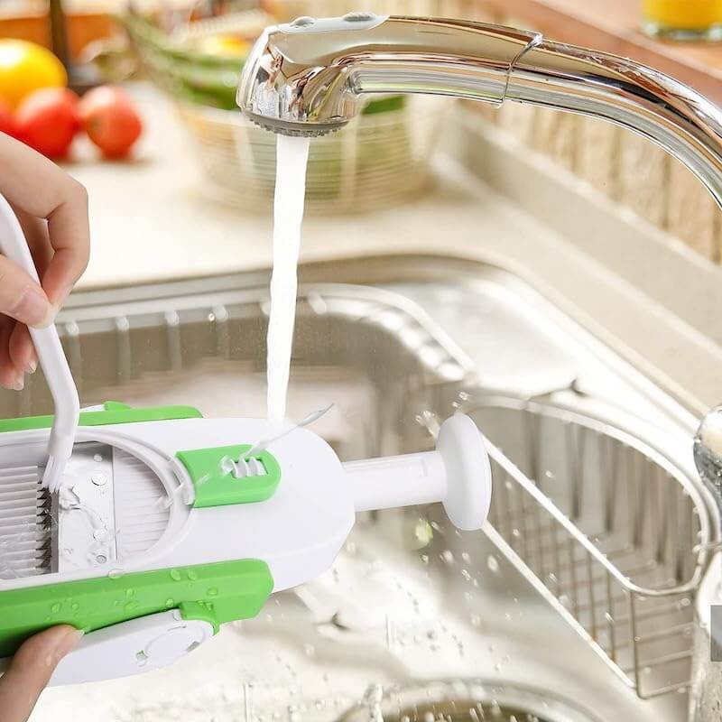 Safe multipurpose cutting device for the kitchen