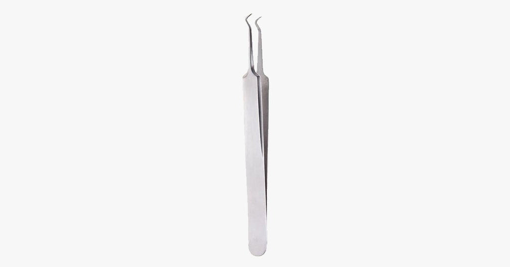 Safe use of blackhead remover tweezers - Provides precise grip on the blackheads without damaging the skin