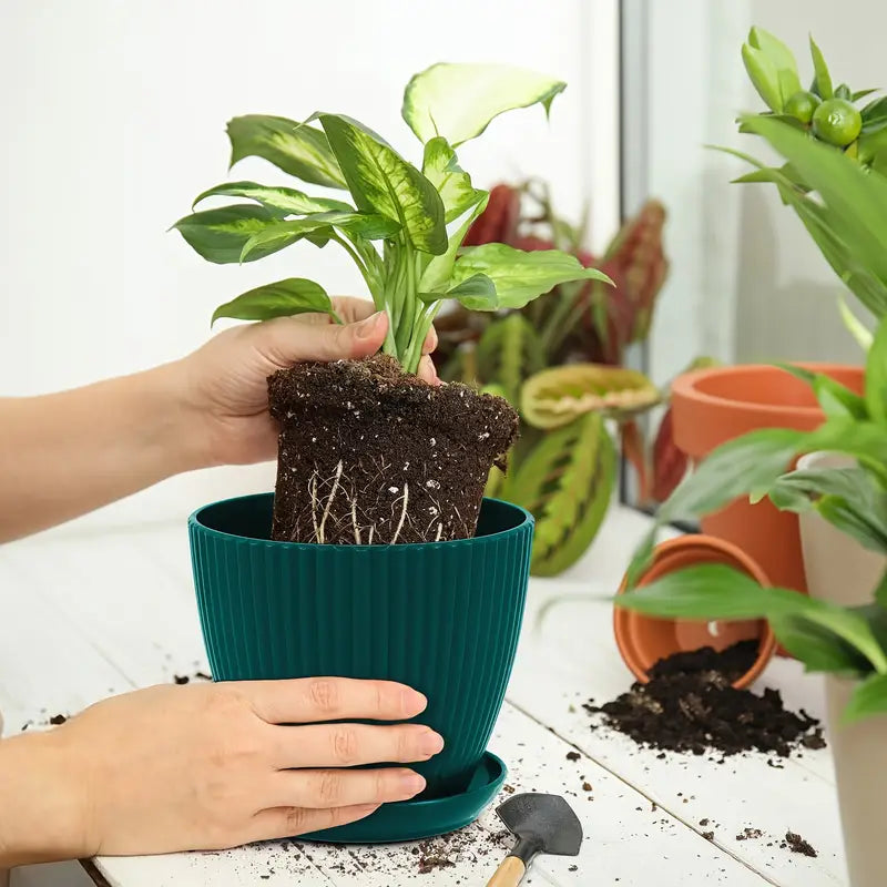 Flower pot with groove structure and saucer – Sturdy plastic pot for plants