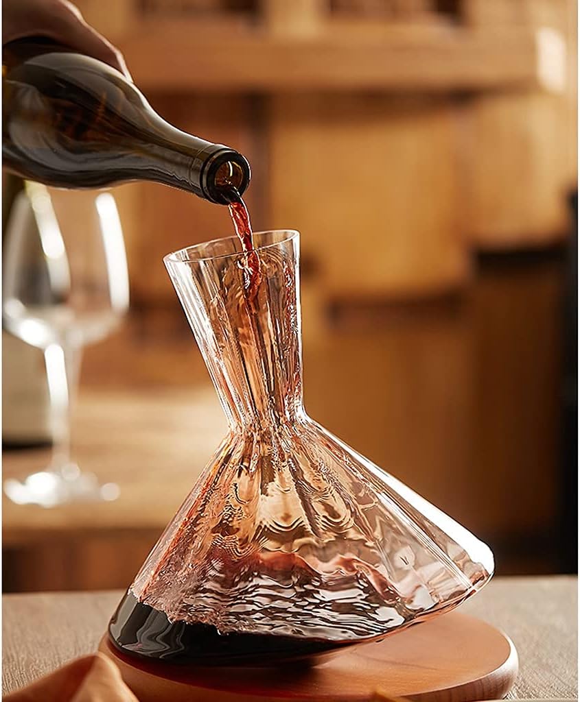 Stylish decanter and glass set with a unique design ensuring air circulation