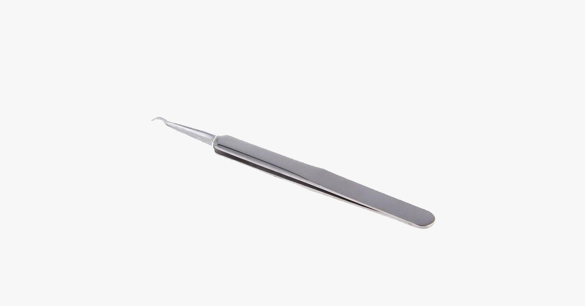 Safe use of blackhead remover tweezers - Provides precise grip on the blackheads without damaging the skin