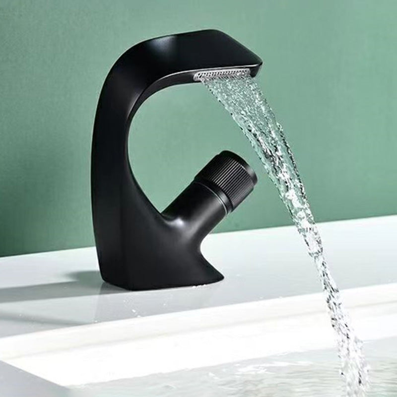 Modern Center Connection Faucets Single Lever Faucets with Waterfall Spout