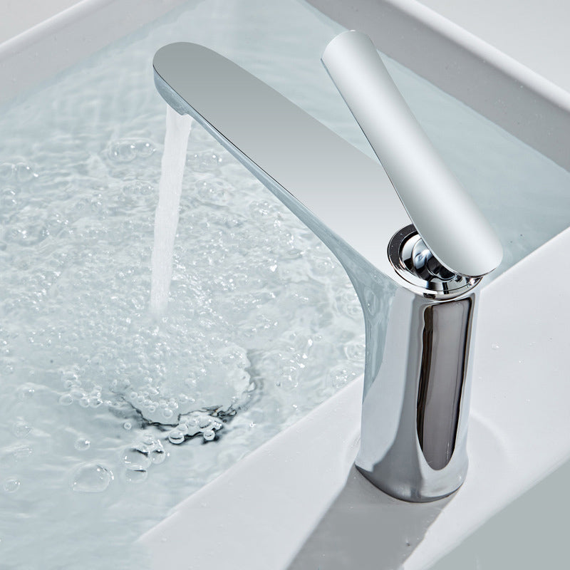 Luxury 1 Handle Sink Bathroom Faucet Round Brass Sink Faucet with Water Hose