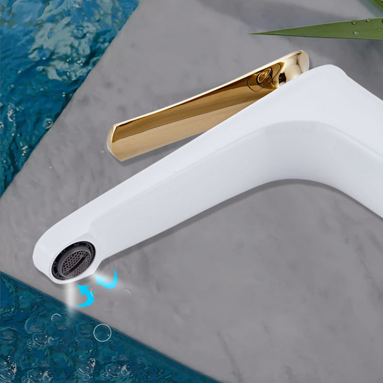 Luxury 1 Handle Sink Bathroom Faucet Round Brass Sink Faucet with Water Hose