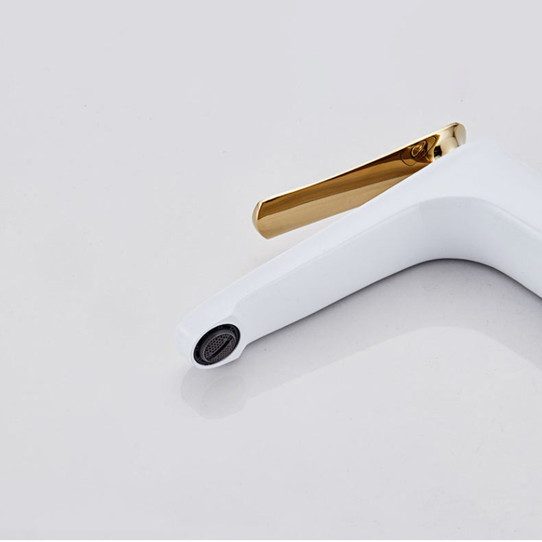 Luxury 1 Handle Sink Bathroom Faucet Round Brass Sink Faucet with Water Hose