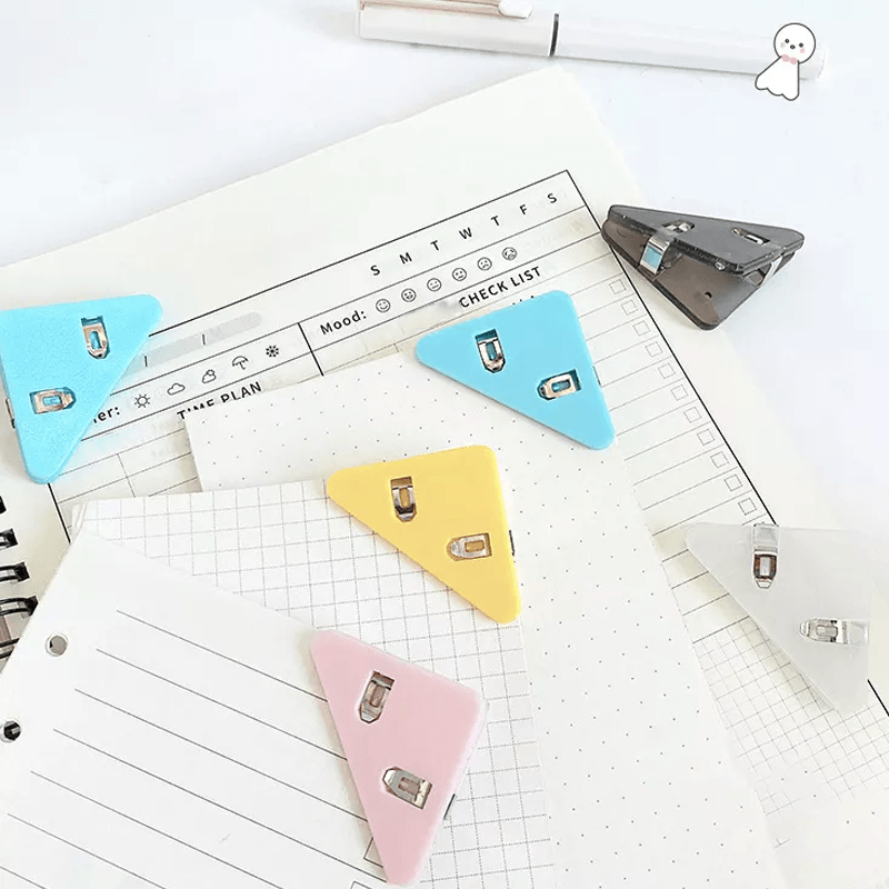 Triangular data closure clips