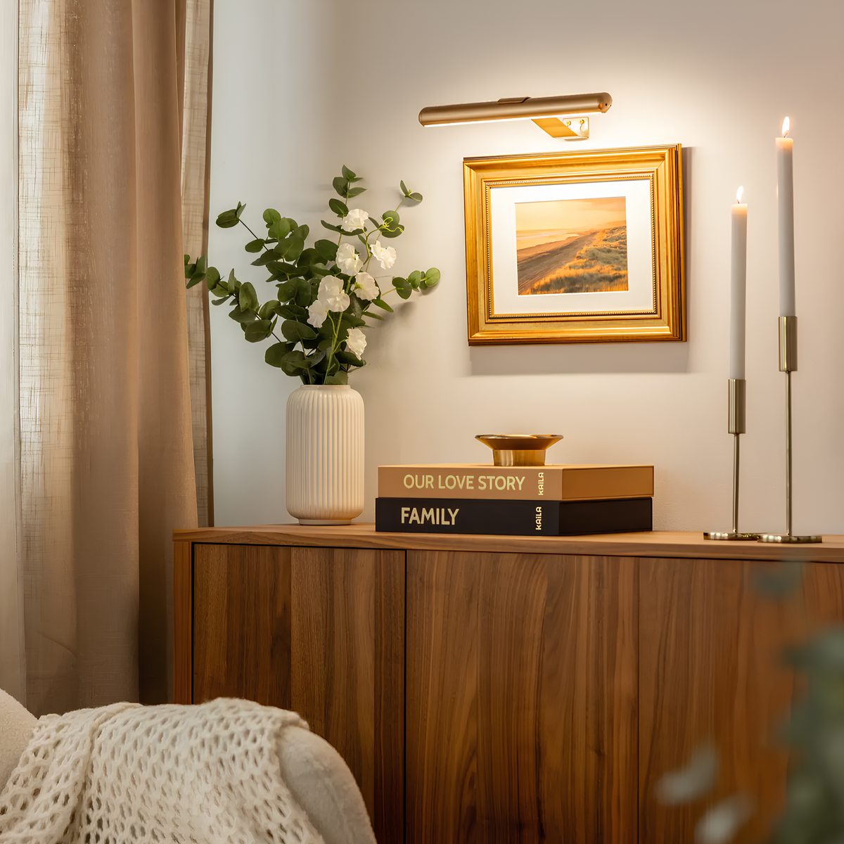 Wall lamp with charging function elegant picture lighting