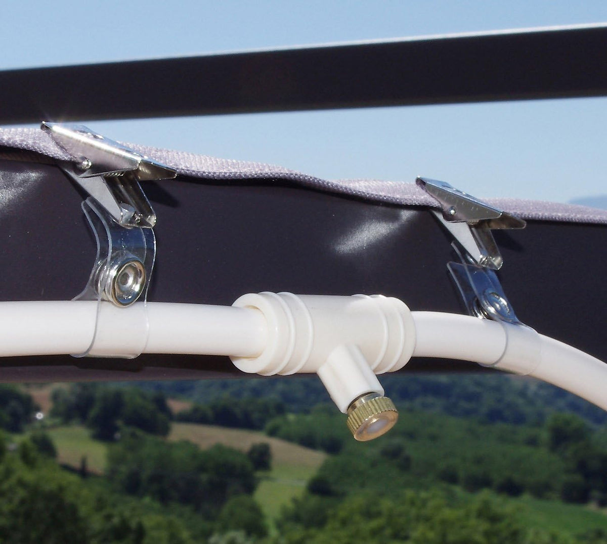 Spray irrigation system – Water hose with spray nozzles for refreshing cooling in the garden