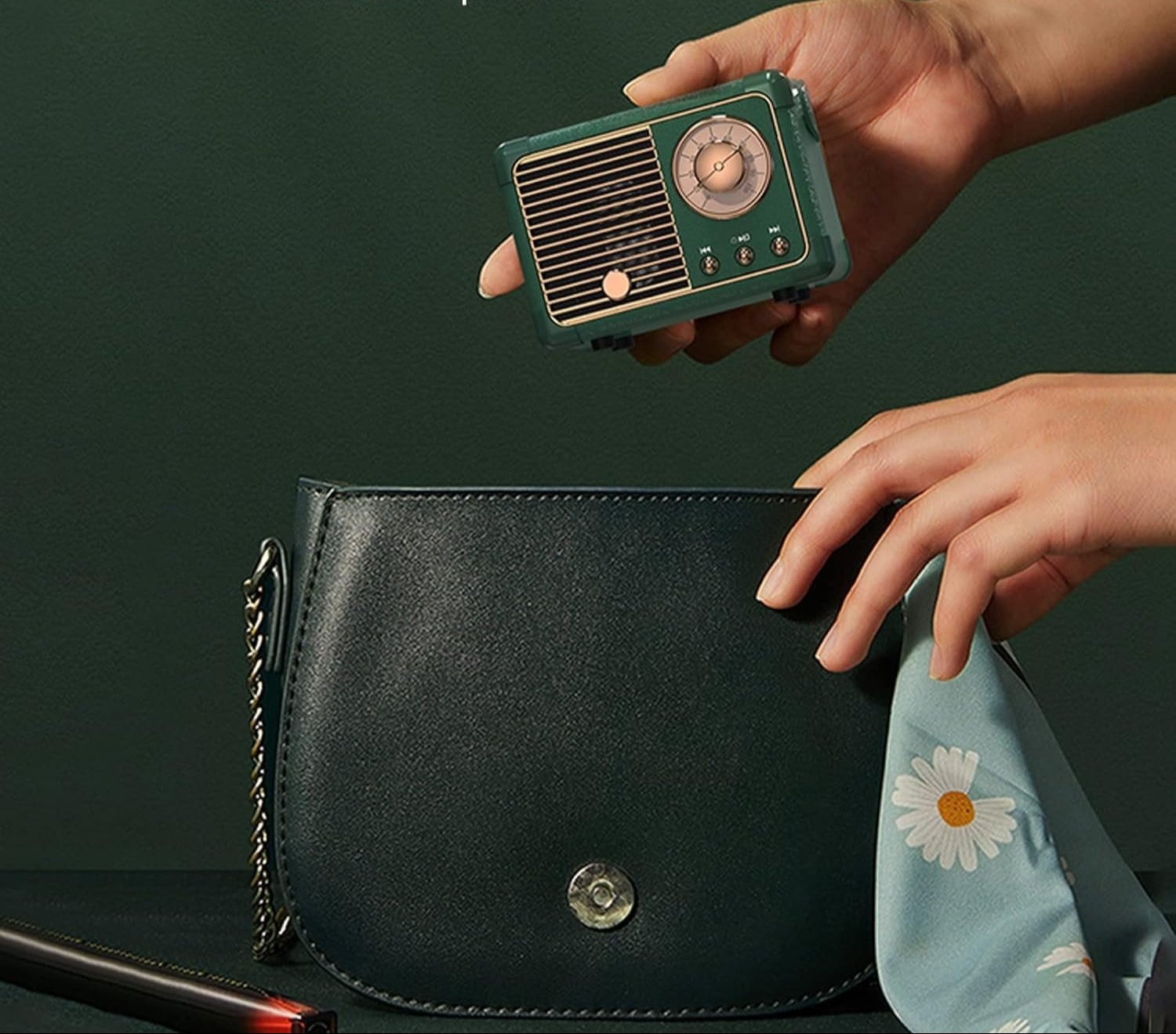 Stylish Bluetooth speaker with a touch of the past
