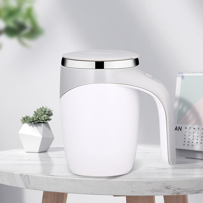 Cup with automatic stirring