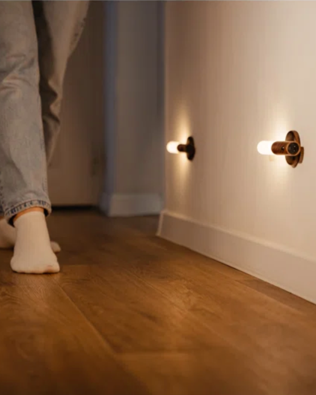 Wireless Wooden Wall-Mounted Sconce