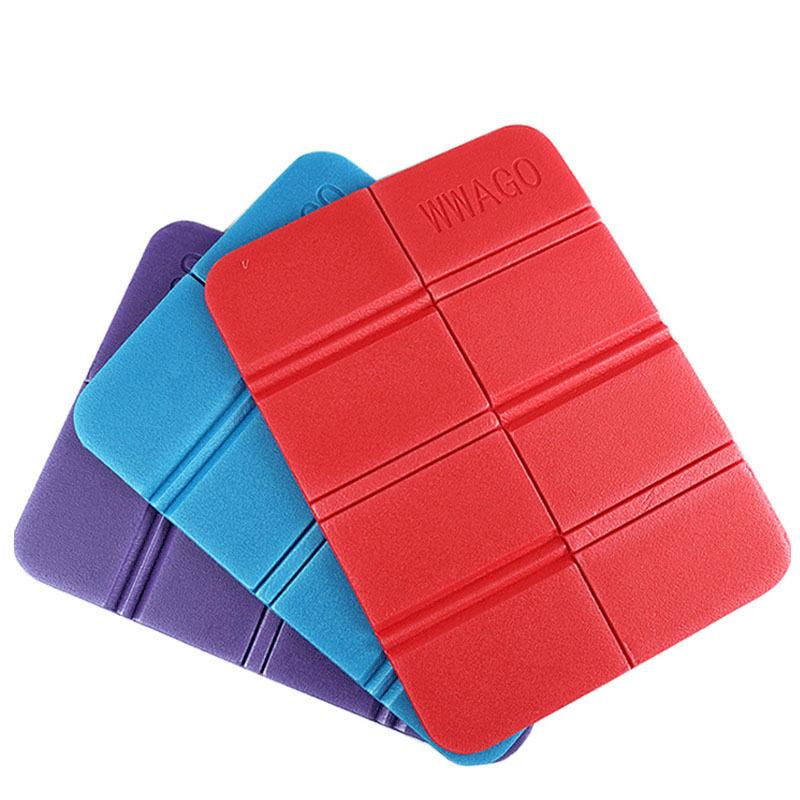 Foldable seating mat for outdoor use