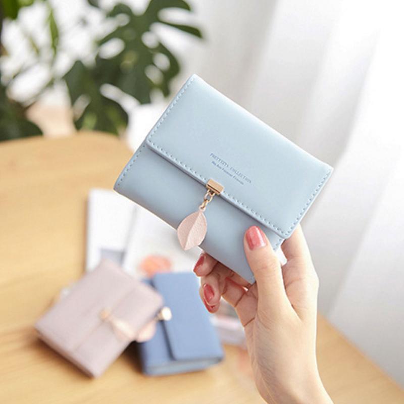 Short wallet with three folds and leaf decor