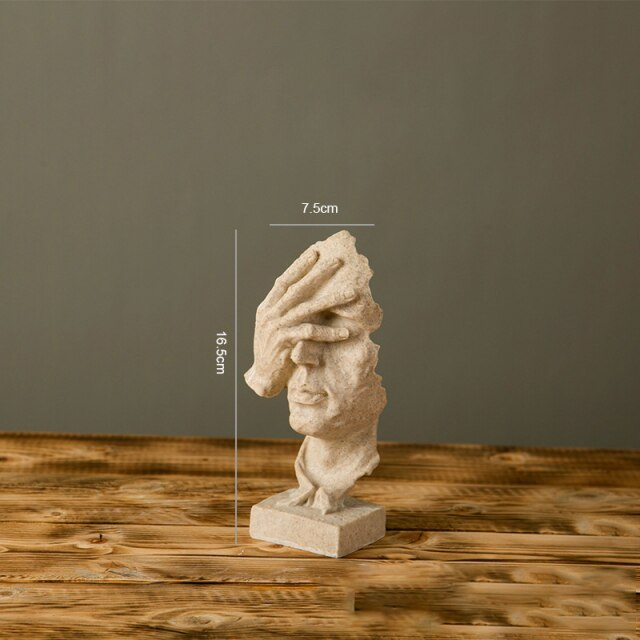 Three monkeys with a message – a sculpture full of meaning