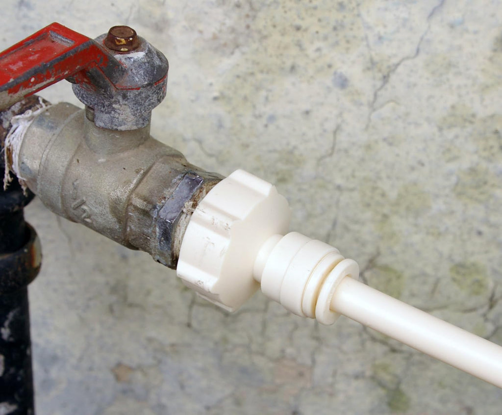 Spray irrigation system – Water hose with spray nozzles for refreshing cooling in the garden