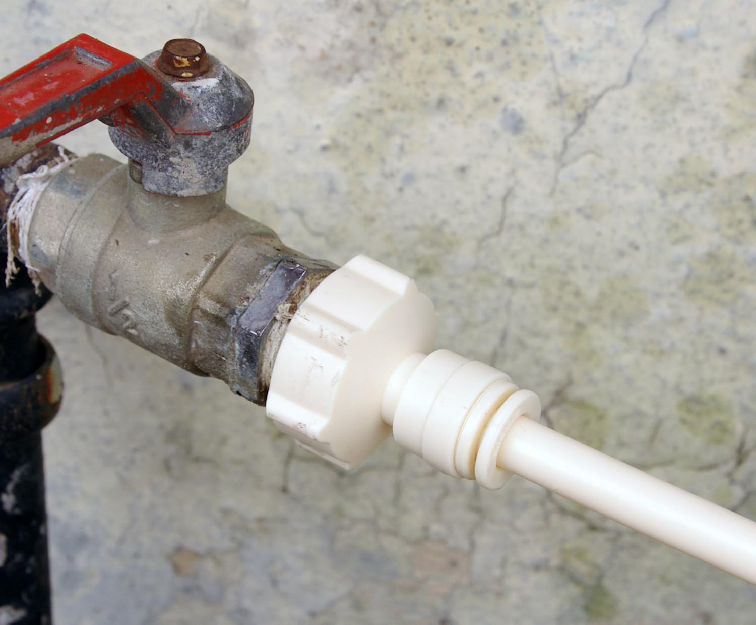 Spray irrigation system – Water hose with spray nozzles for refreshing cooling in the garden