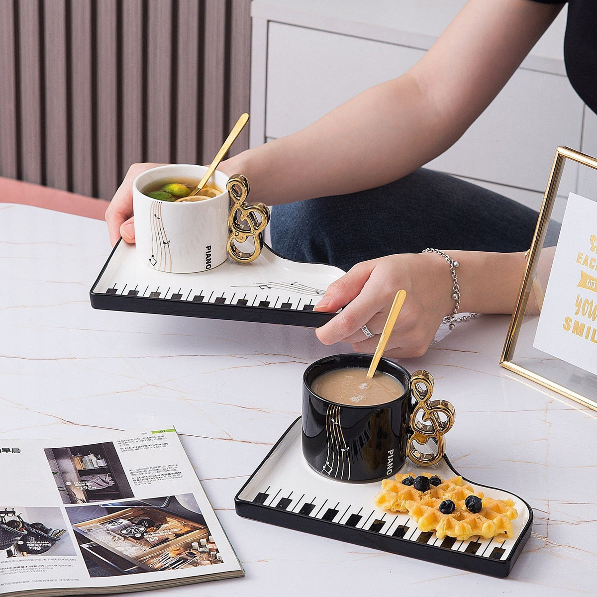 Pianissimo taste – elegant cup and tray set for music lovers
