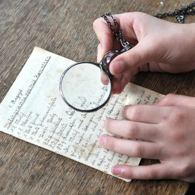 Necklace with magnifying pendant
