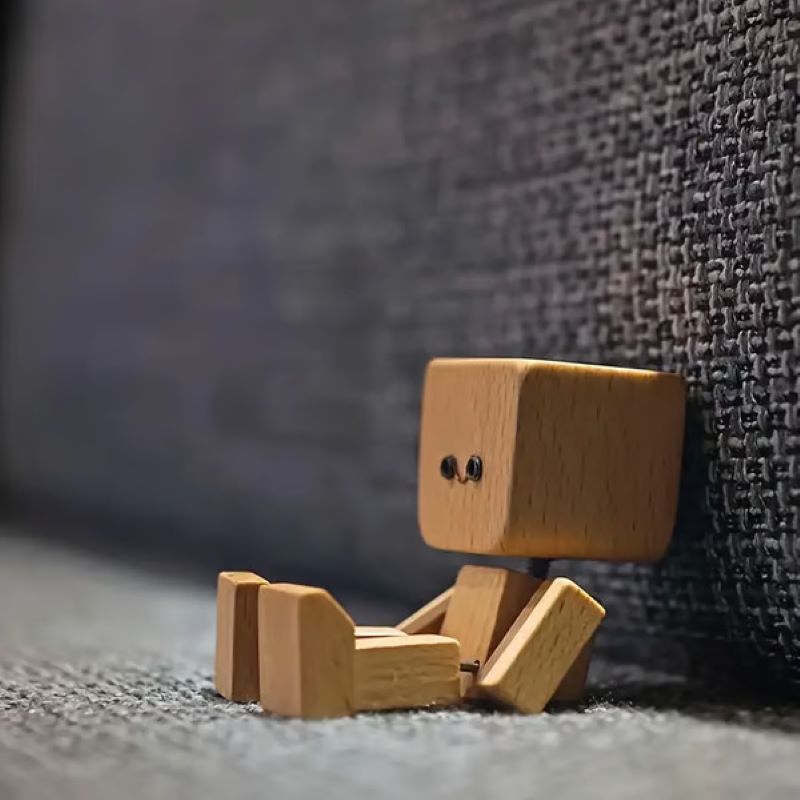 Wooden puppet ornaments with changing expressions