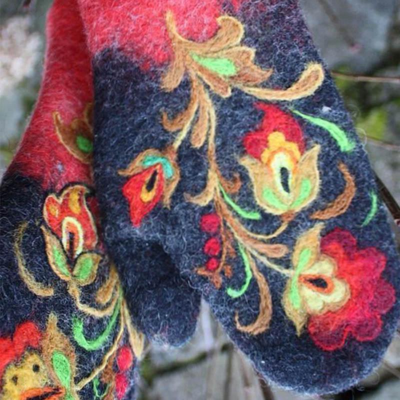 Hand warmer with Christmas flower embroidery