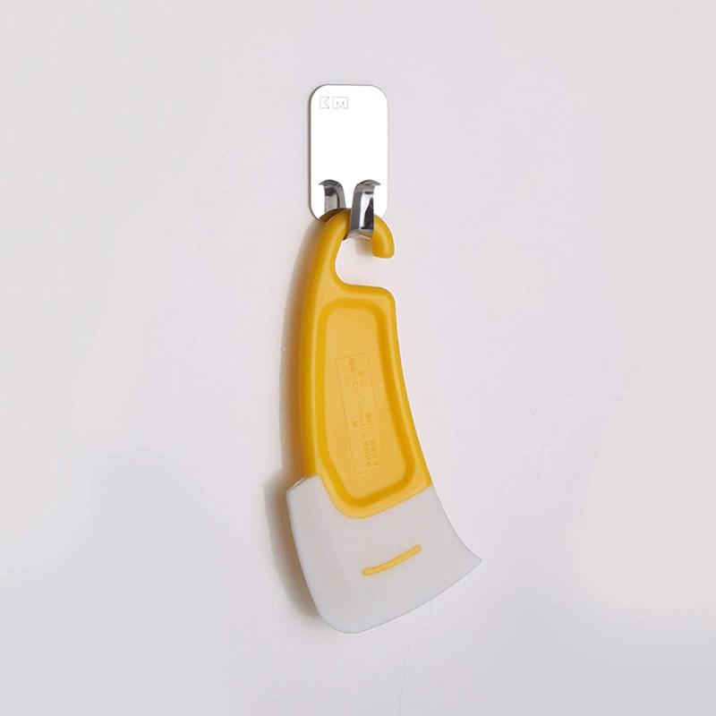 Oil-resistant cleaning scraper