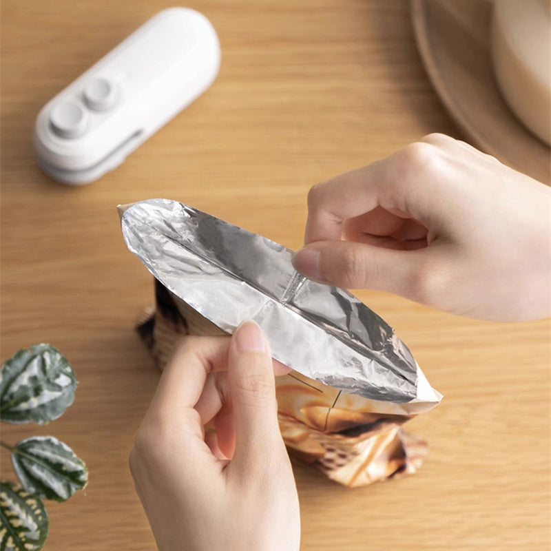 Rechargeable heat welding device with cutter