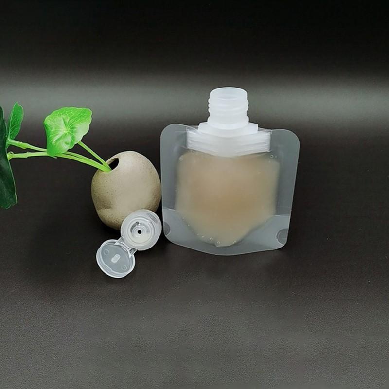 Portable packaging bag for liquids