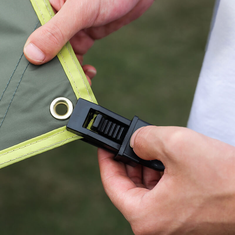 Plastic clips for tent