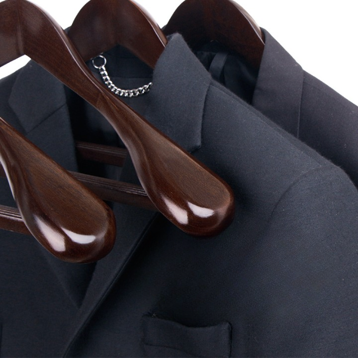 Oaklee Élite – Luxury Wood Hangers with Sophisticated Design
