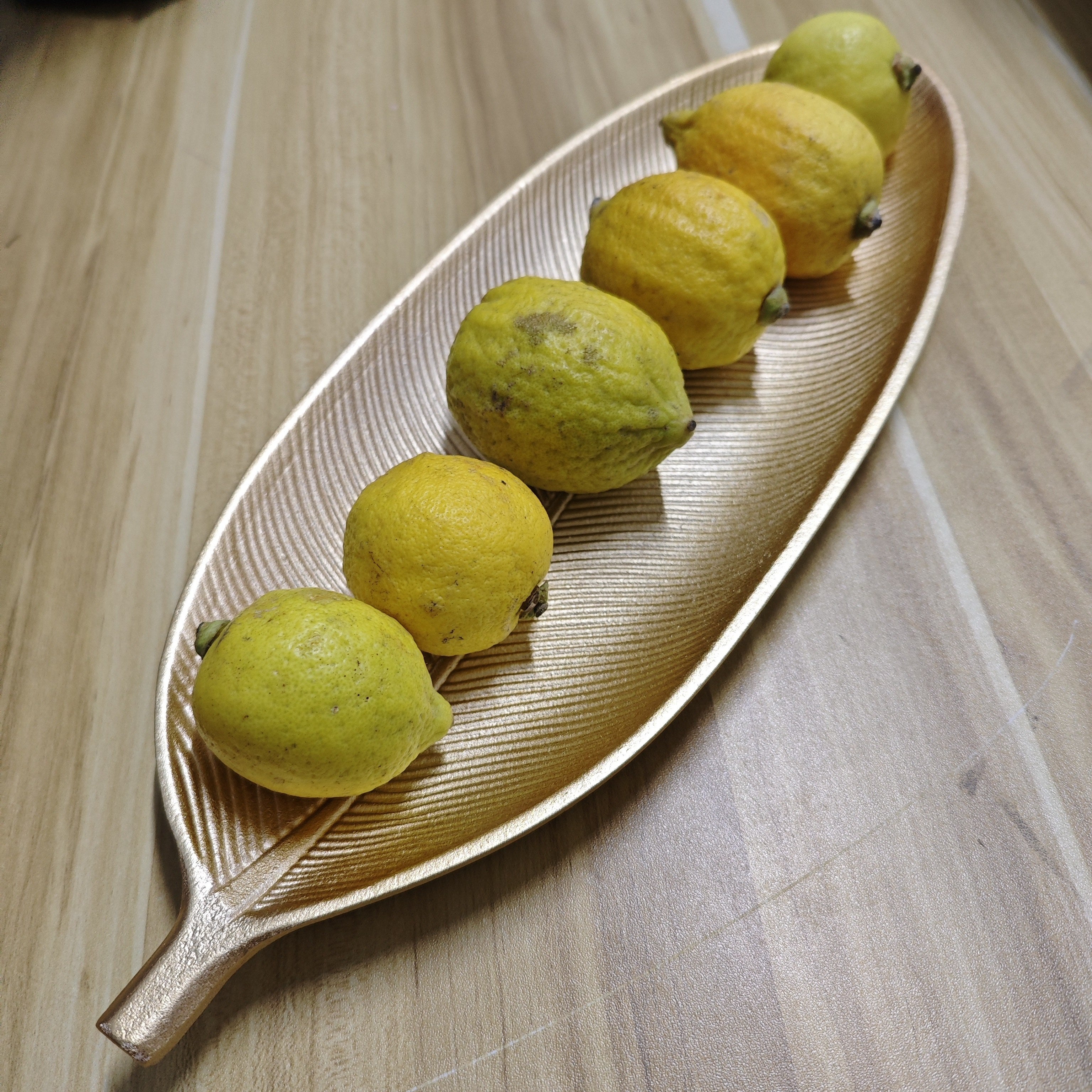 LeafWood – Elegant Wooden Tray in Leaf Shape
