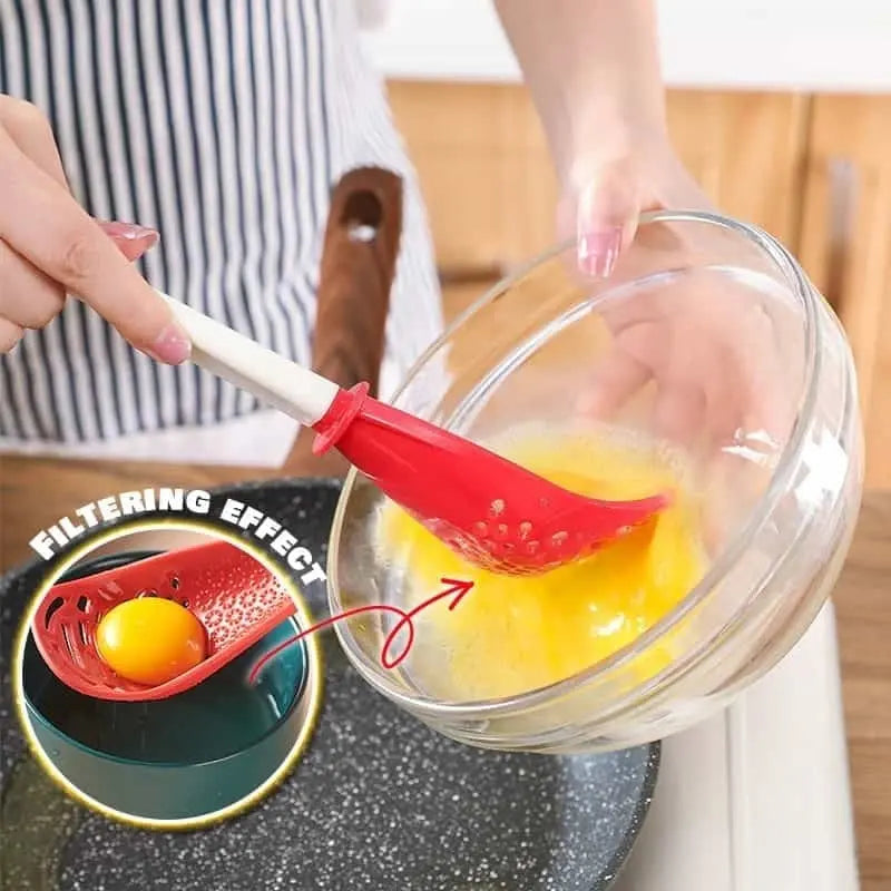 Multifunctional kitchen spoon for mashing and straining