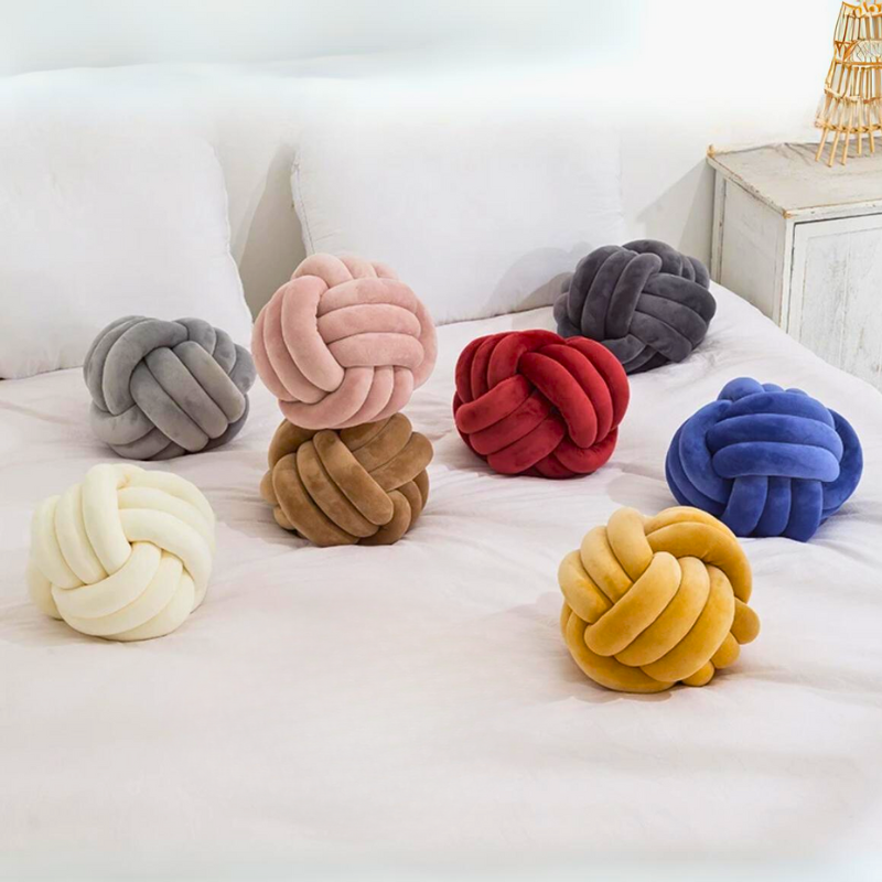 Scandinavian Knot Cushion made of Velvet