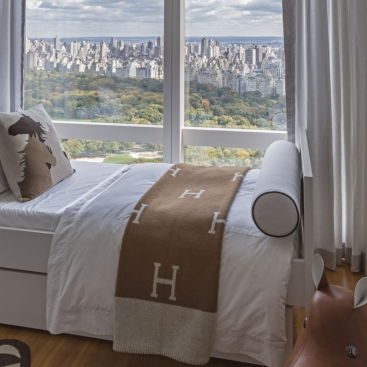 and Laine Cashmere Isabelle – Elegant and Soft Blanket for Refined Interior